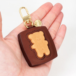 くまちゃんブラウニーのキーホルダー（本革製）／お菓子な革小物 3枚目の画像