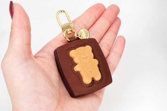 くまちゃんブラウニーのキーホルダー（本革製）／お菓子な革小物 3枚目の画像