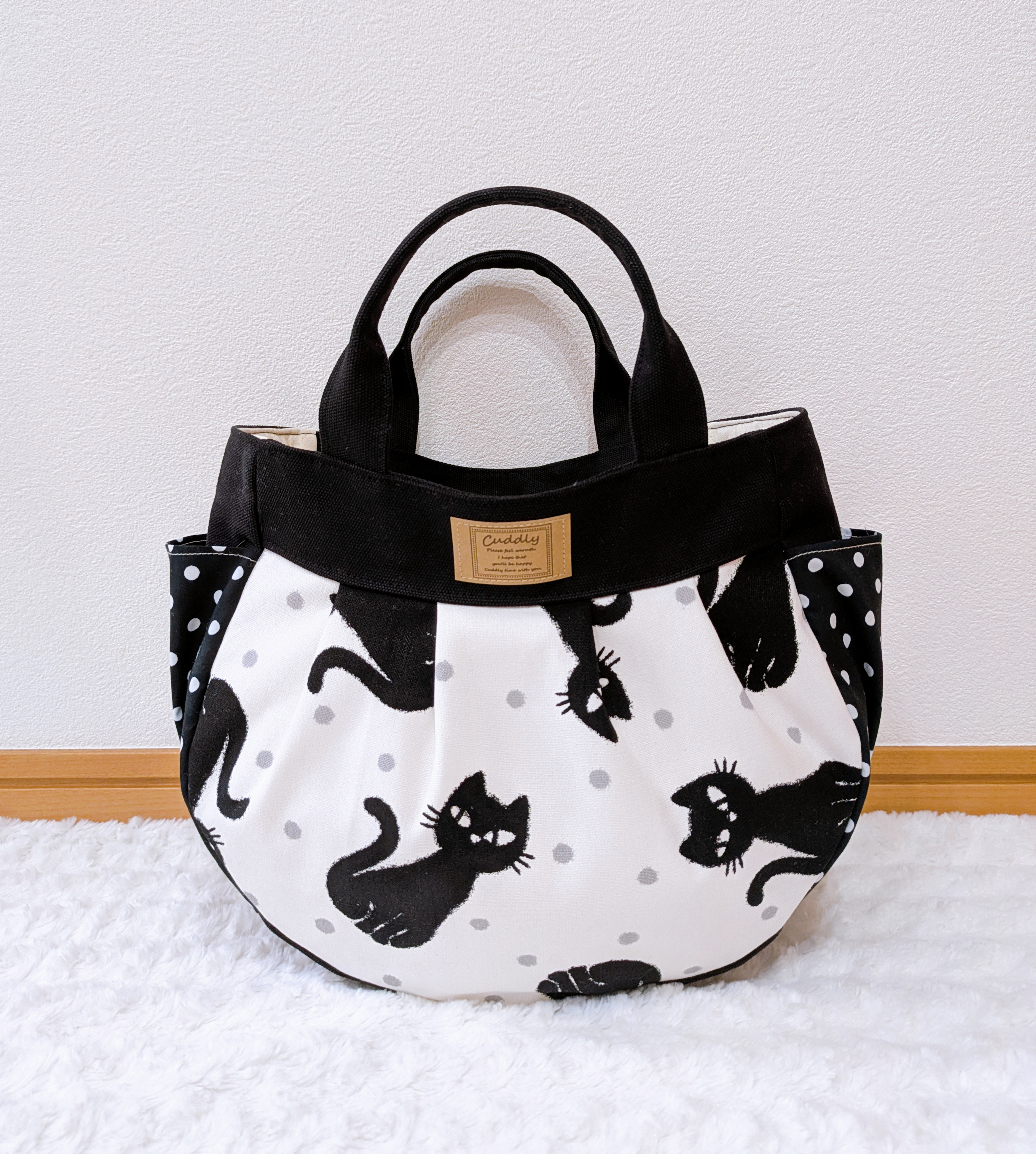 ２２４３．大人可愛い　ポケットたくさん　黒猫柄のころぽてバッグL　再販