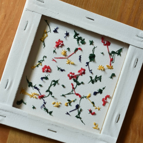 手刺繍キャンバスボード｜野の花模様｜15cm×15cm | インテリアアート