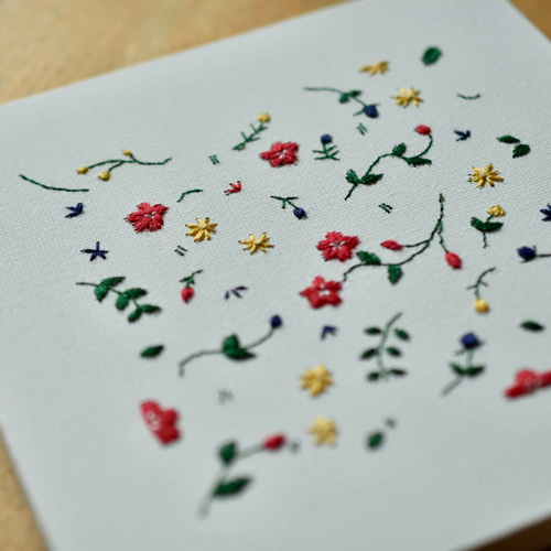 手刺繍キャンバスボード｜野の花模様｜15cm×15cm | インテリアアート