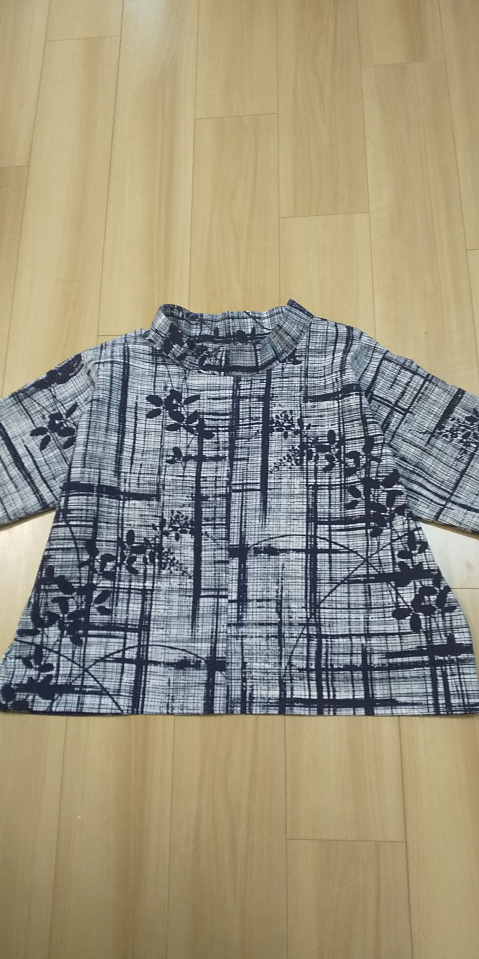 スタンドカラーブラウス　ゆったりサイズ  ゆかた地 綿 紺地に花