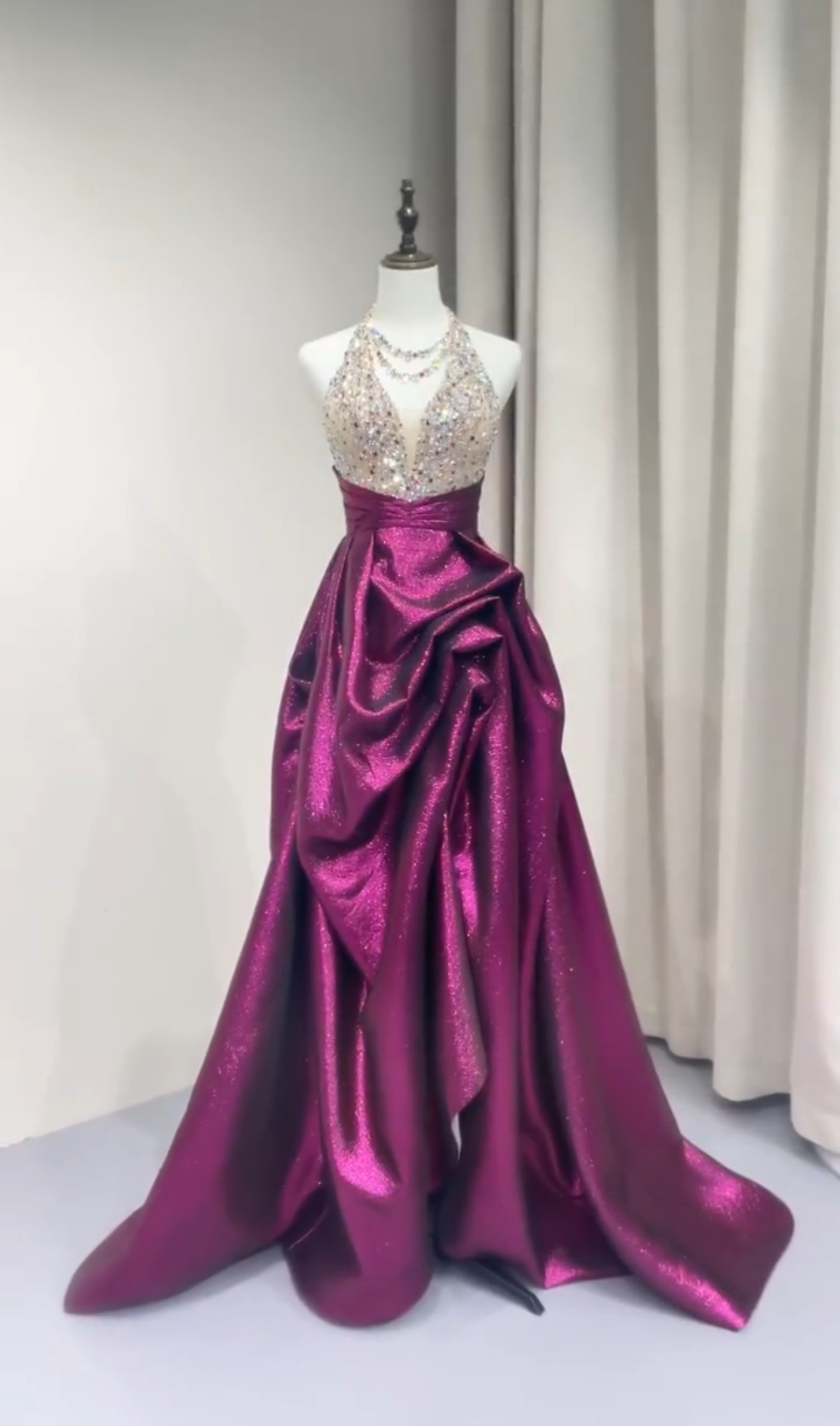 最新品位　ローズ色　カラフルなワンピース　薔薇色　ビジュー　キラキラ　目立つ　袖無し　上品　パーティードレス卒業式音楽会