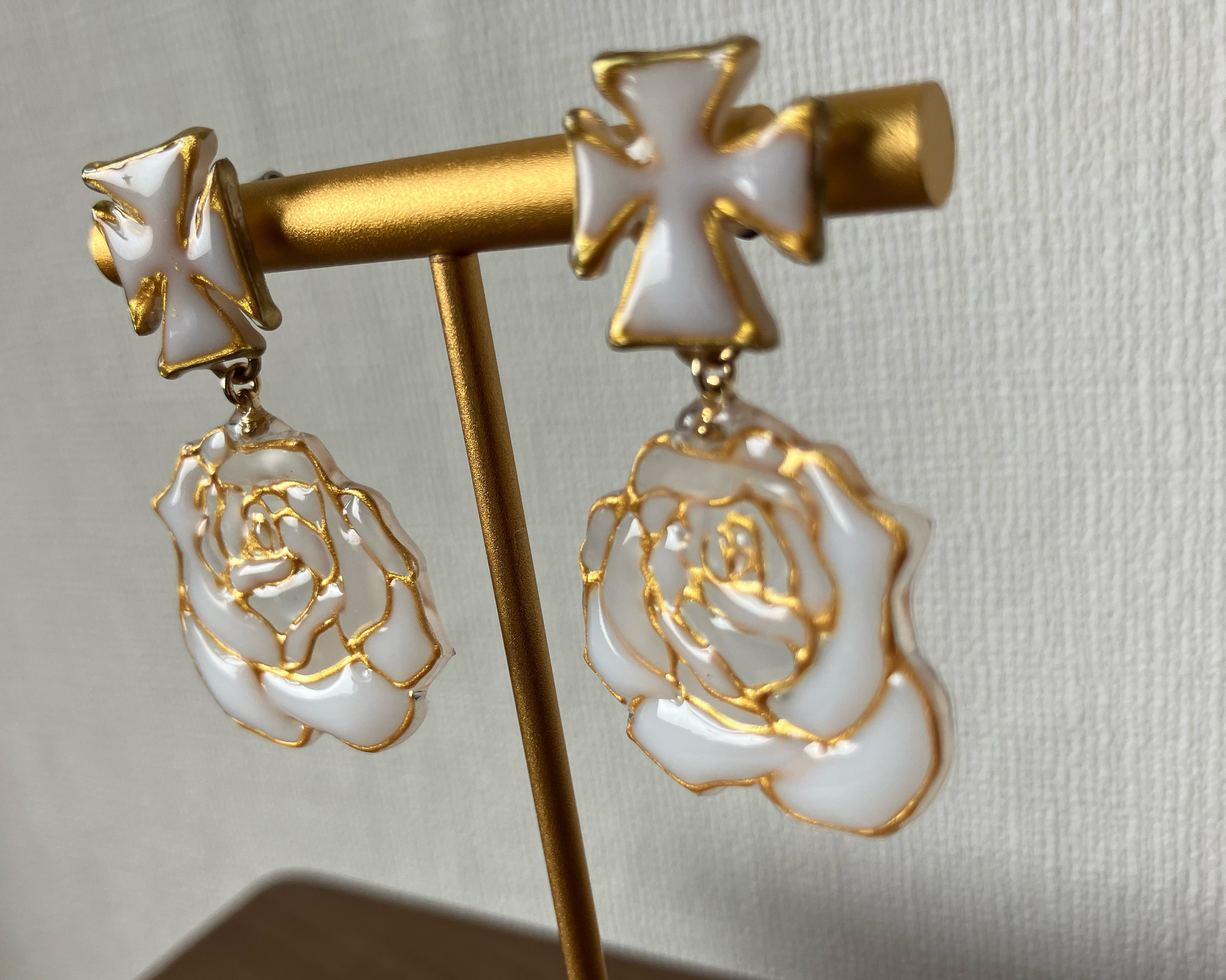 〜Holy Rose（ホーリー・ローズ）〜　ステンドグラス風　バラピアス　アレルギー対策（チタンポスト）
