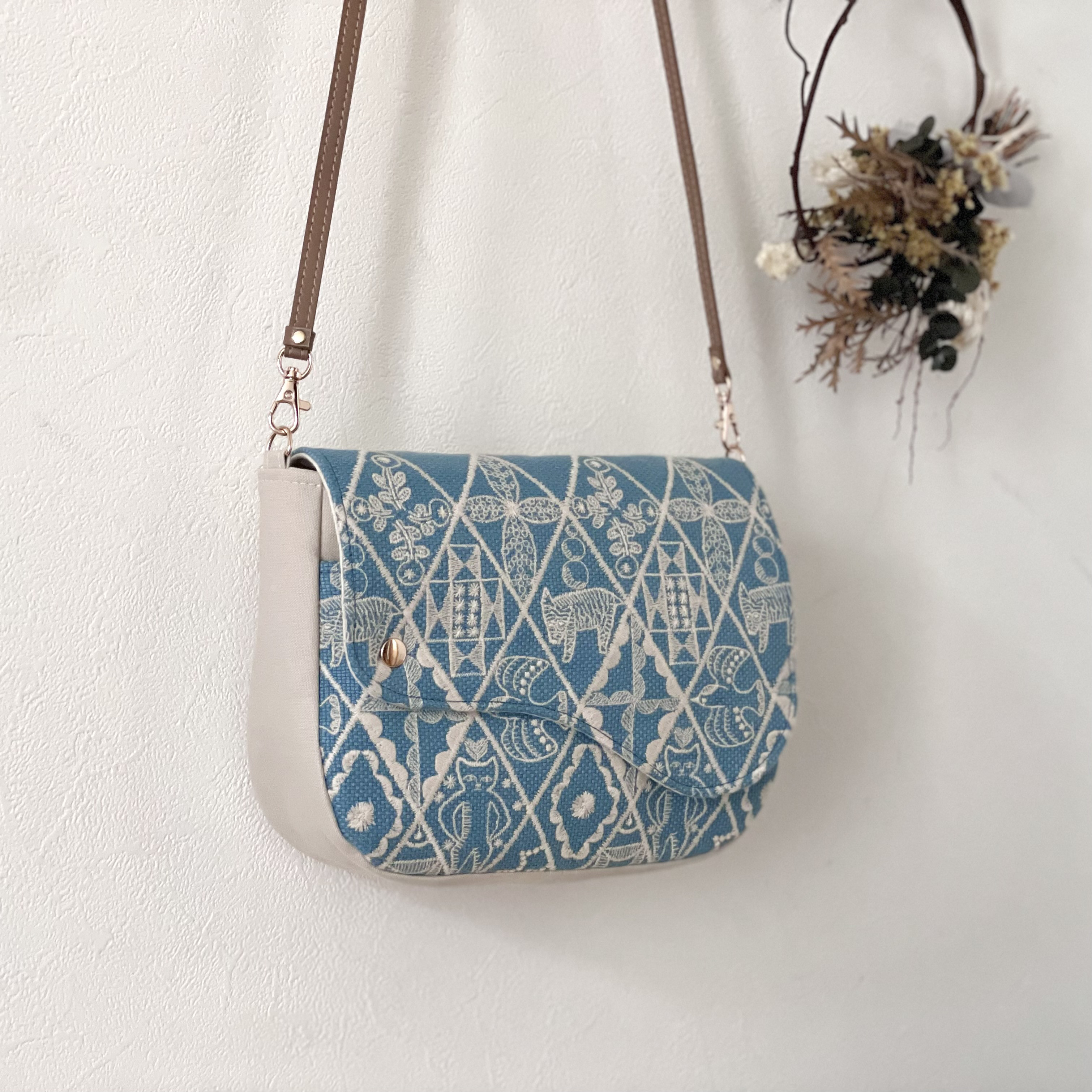 ⚮̈ミナペルホネン　symphony blue ピアノフラップポシェット