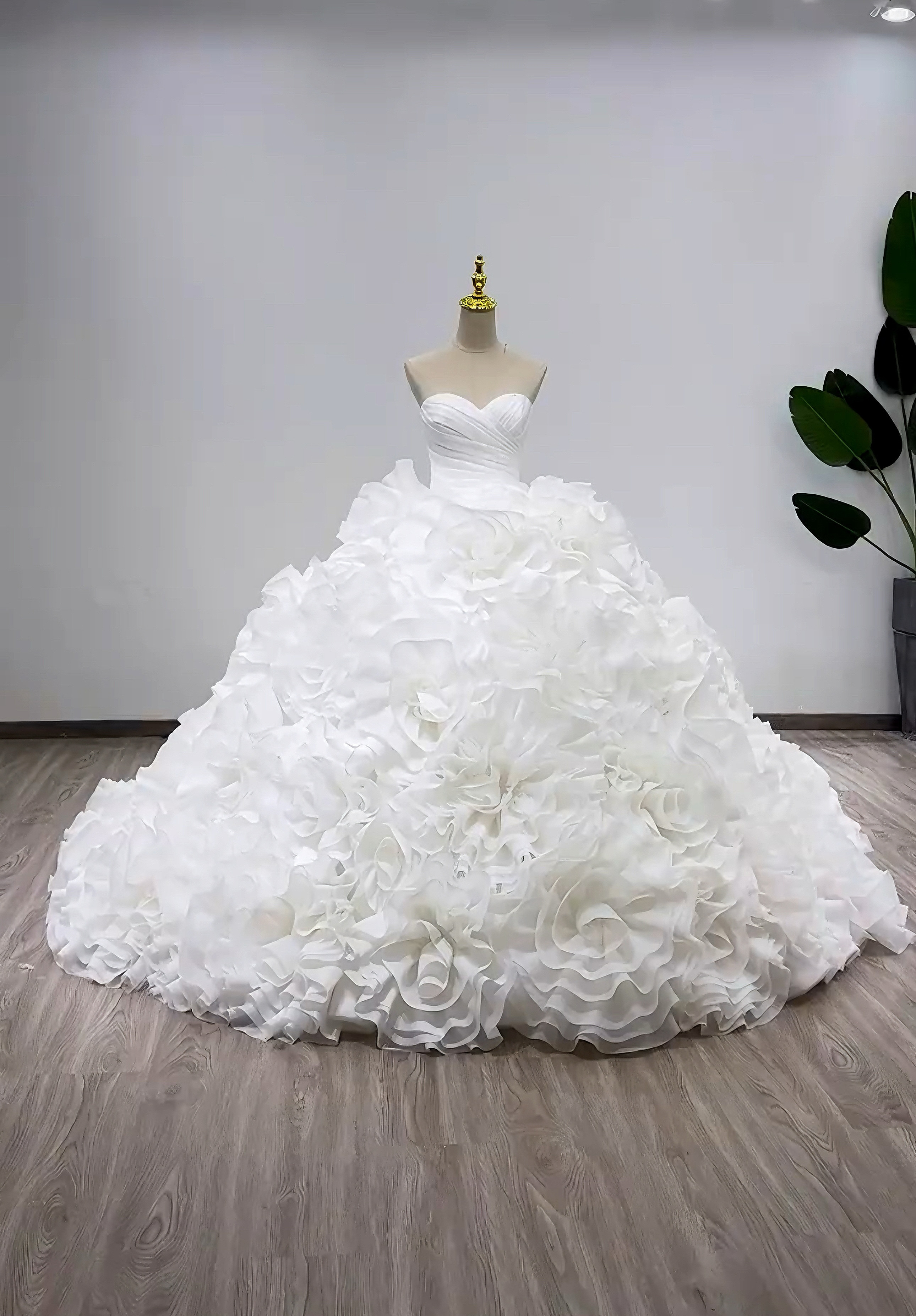 高級感溢れる　目立つ　オフホワイト　チューブトップ　ビスチェライン　お花飾り　上品　品質保証　プリンセス　シンプル結婚式