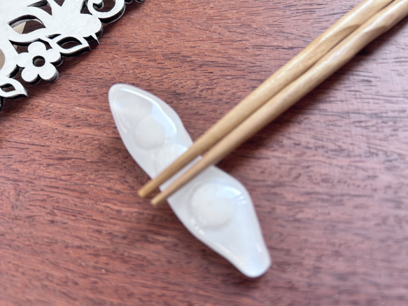 ガラスで作った白花豆のお箸置き（3客） 1枚目の画像
