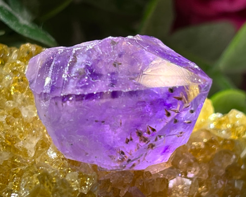 金運❗️絶品❣️濃紫の煌めきアメジストドーム☆レインボー☆カコクセナイト共生A892 金運❗️絶品❣️濃紫の煌めきアメジストドーム☆レインボー