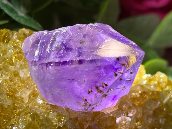トライゴーニック✨　レインボー　カコクセナイト内包　アメジスト　原石　紫水晶 トライゴーニック✨ レインボー カコクセナイト内包 アメジスト