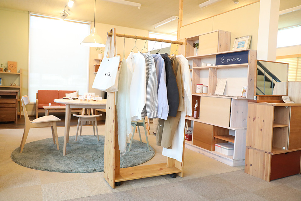 天然木の温かみが魅力！頑丈設計で重い衣類も安心の北欧風ハンガーラック  シンプル＆洗練されたデザイン！北欧風ハンガー