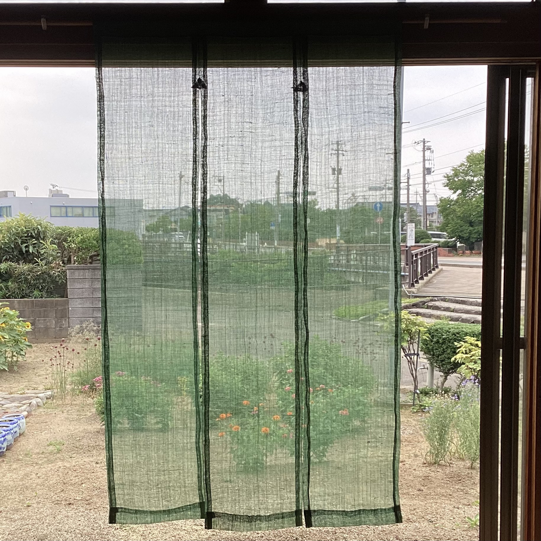 蚊帳　淡緑の暖簾