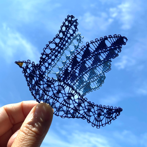 青い鳥 糸のモチーフとサンキャッチャー ニャンドゥティ 刺繍 ギフト