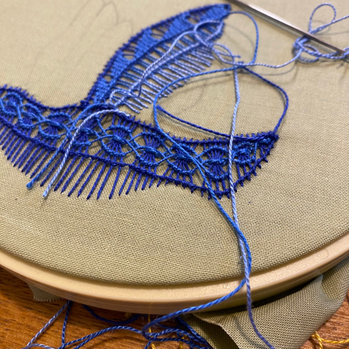 青い鳥 糸のモチーフとサンキャッチャー ニャンドゥティ 刺繍 ギフト