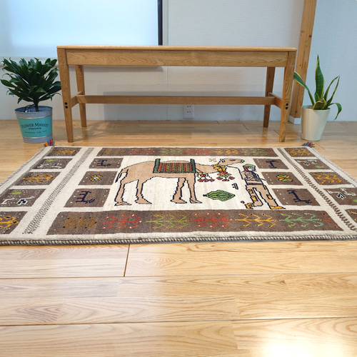 ペルシャ ギャッベ アマレバフト ラグ 128x82㎝ キリムをのせたラクダ