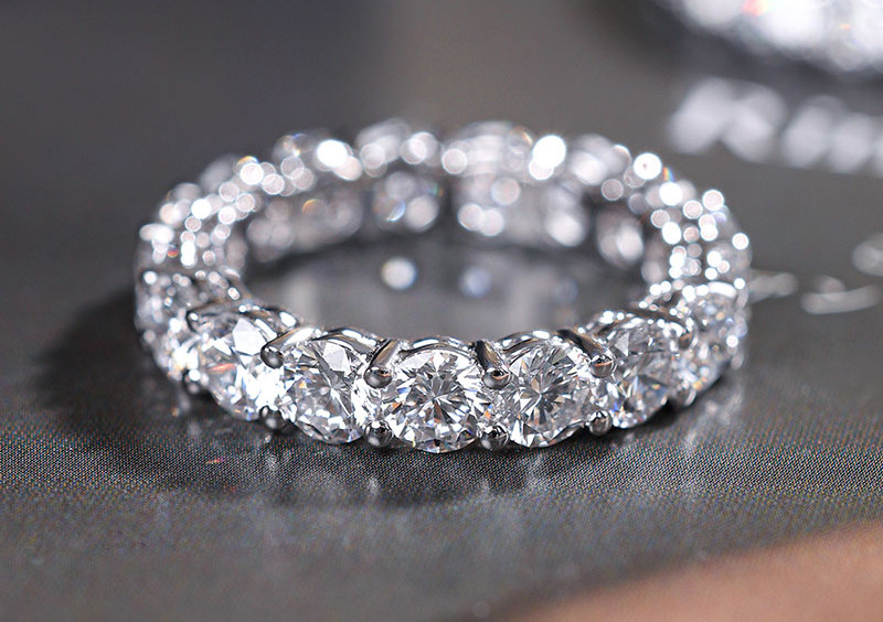 【ヘイズジュエリー】18Kゴールドまたはプラチナの光年デザイン養殖ダイヤモンド列ダイヤモンドリングシンプルで繊細な形状多用途日常