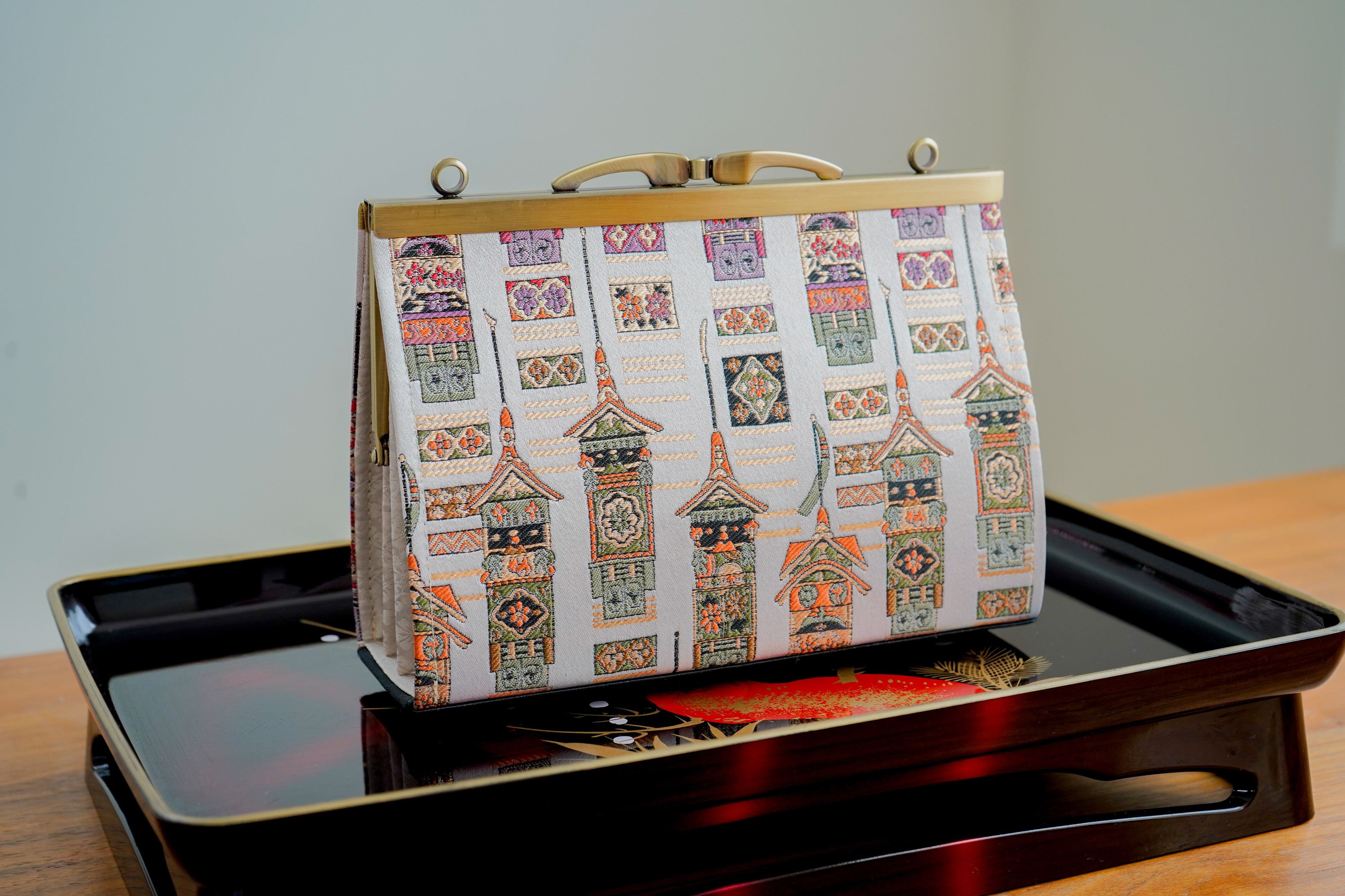 京都・祇園祭の山鉾が織り込まれた金襴織物の和風大型がま口長財布＊クラッチバッグにも◎五色の伝統色＊日本の伝統美