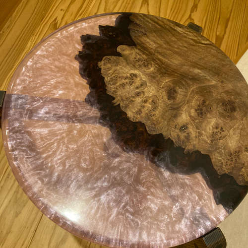 クラロウォールナット瘤×ピンクパールのレジンテーブル 一点物 サイド