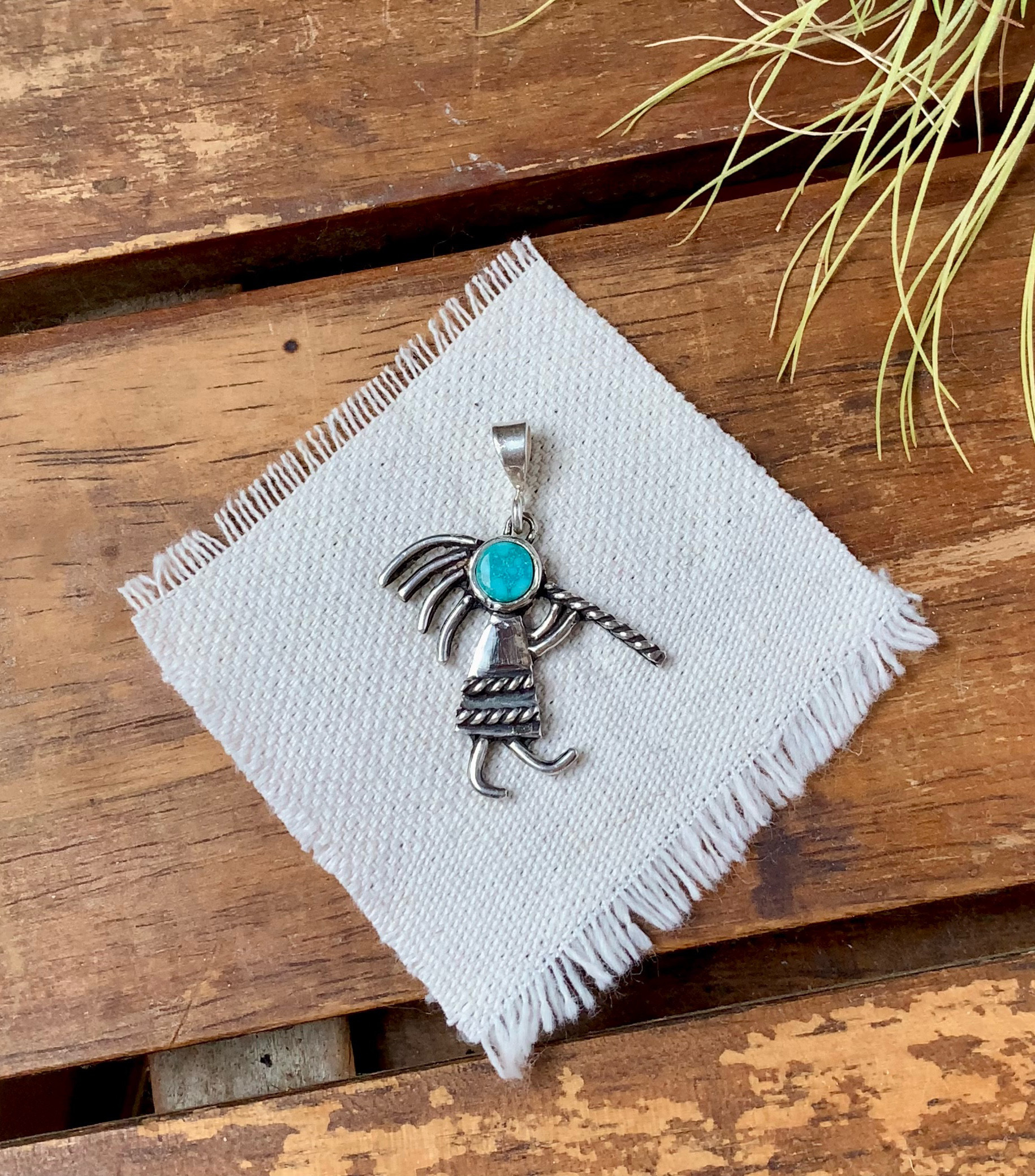 風のなかで、ほほえむ精霊｜キングマンターコイズのココペリネックレス|Silver950