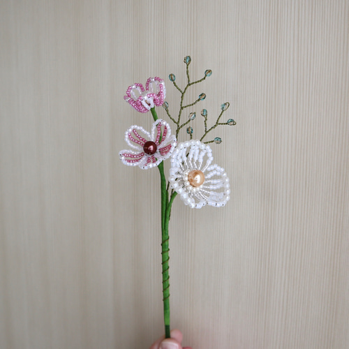 シンプルで可愛らしいお花 ピンク × ホワイト ビーズフラワー アート