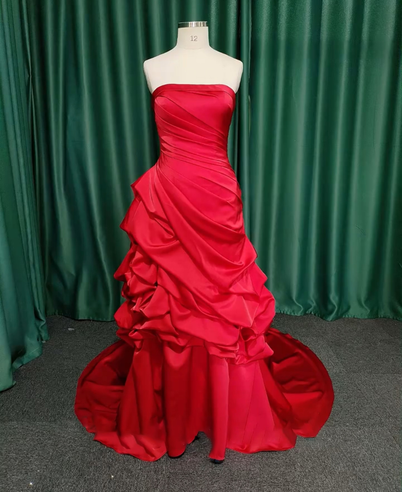 憧れのドレス　お色直し　ウェディングドレス　赤レッド　アシメドレス　光沢サテン　ラッフルスカート　トレーン編み上げ結婚式