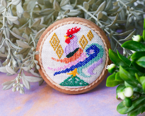 世界に朝を告げる鶏 グリンカムビ 北欧刺繍くるみボタンウッドブローチ