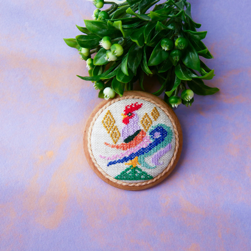 世界に朝を告げる鶏 グリンカムビ 北欧刺繍くるみボタンウッドブローチ