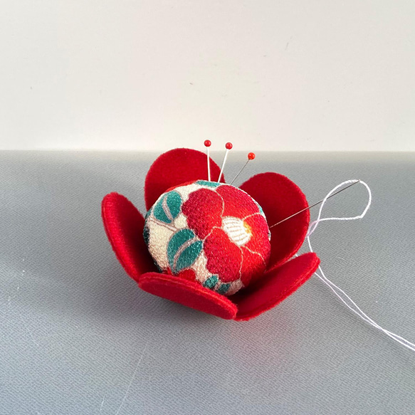 こいとの針山（和柄赤い椿のピンクッション） その他インテリア雑貨