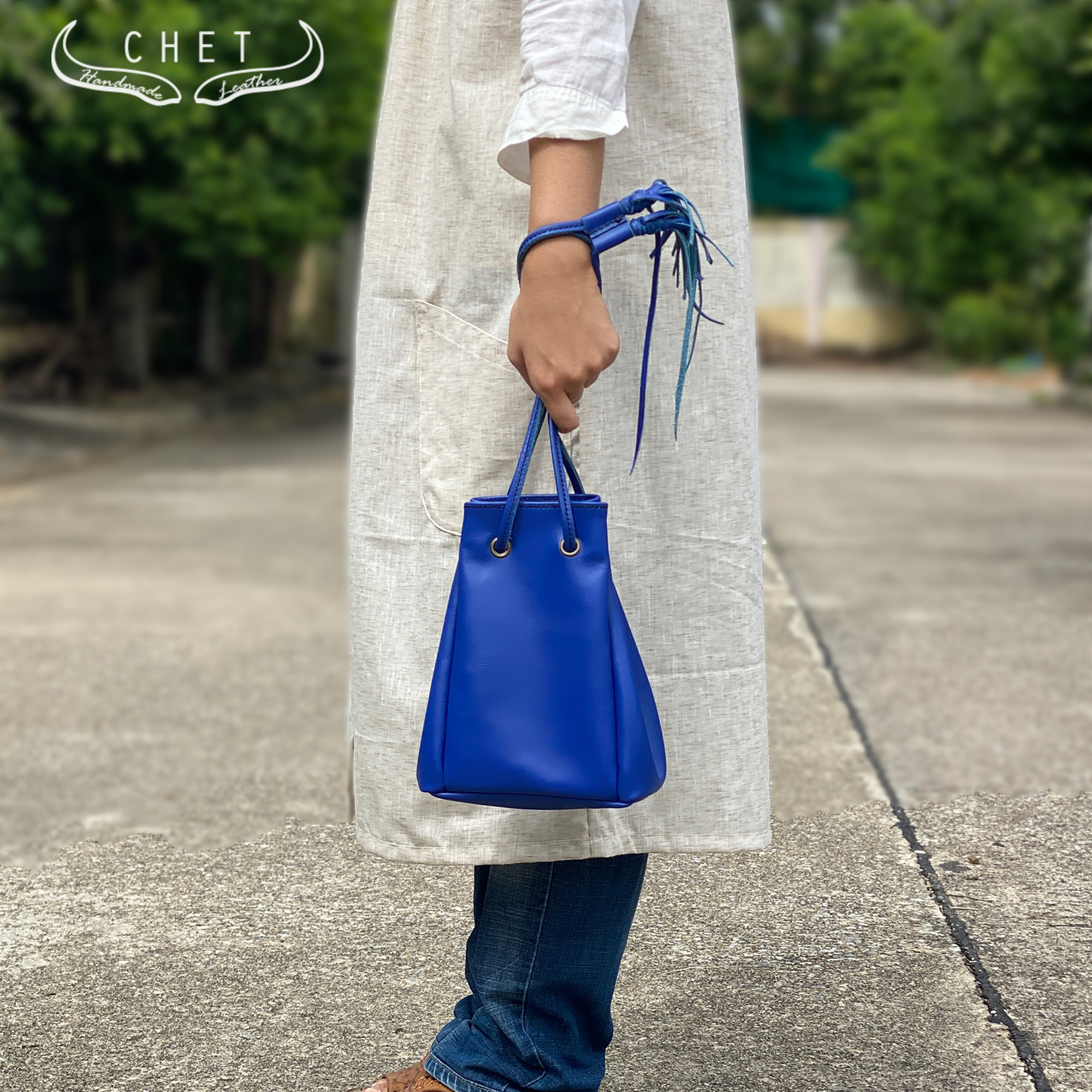 レザーハンドバッグ ショルダーバッグとしても使える２Way紐バッグ・ロイヤルブルーの巾着バッグ