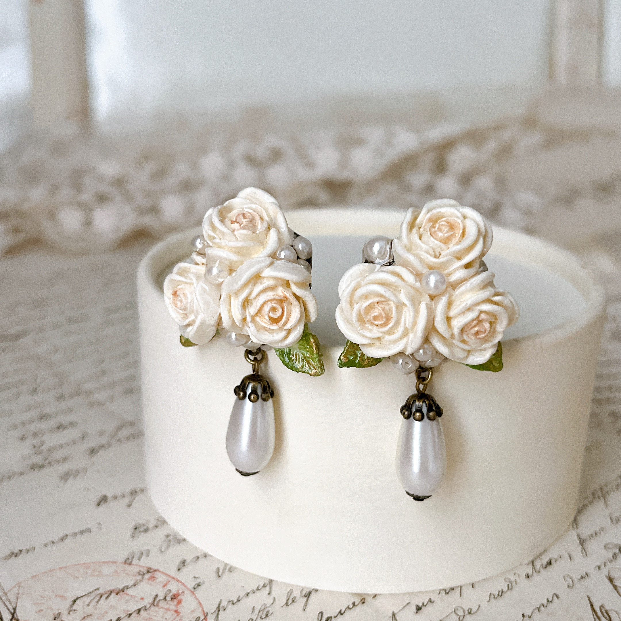 白薔薇ブーケのクラシックイヤリング