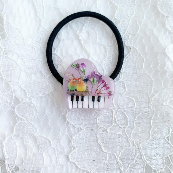 【2431】ピアノ コザクラインコちゃんのいるドライフラワー封入ヘアゴム音楽雑貨 5枚目の画像