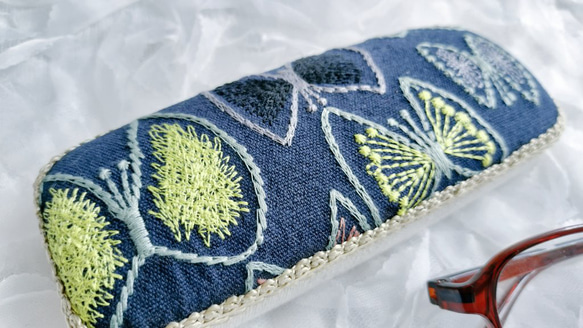 刺繍生地のボタニカルカラフルちょうちょメガネケース　  名入れ サイドブレード変更可 母の日 や敬老の日のギフト 2枚目の画像