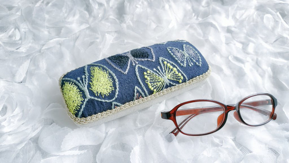 刺繍生地のボタニカルカラフルちょうちょメガネケース　  名入れ サイドブレード変更可 母の日 や敬老の日のギフト 1枚目の画像