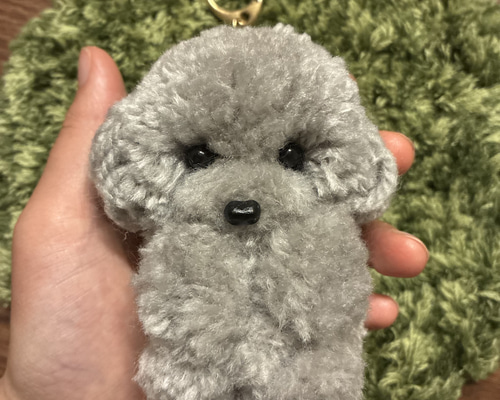 うるうるおめめのトイプードル ポンポン毛糸キーホルダー＊グレー 灰色