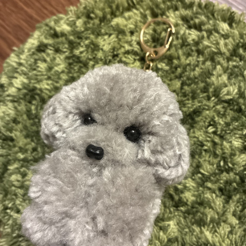うるうるおめめのトイプードル ポンポン毛糸キーホルダー＊グレー 灰色