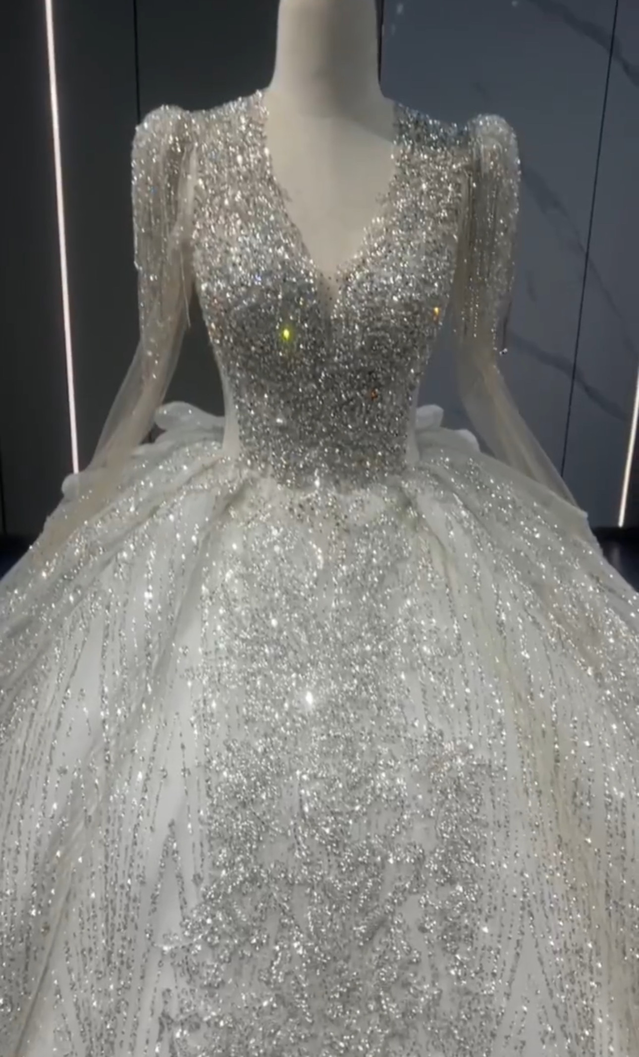 憧れのドレス　ラッフルスカート　vネック　大人気ウェディングドレス　パーティードレス　前撮りサイズオーダー可能背中あき