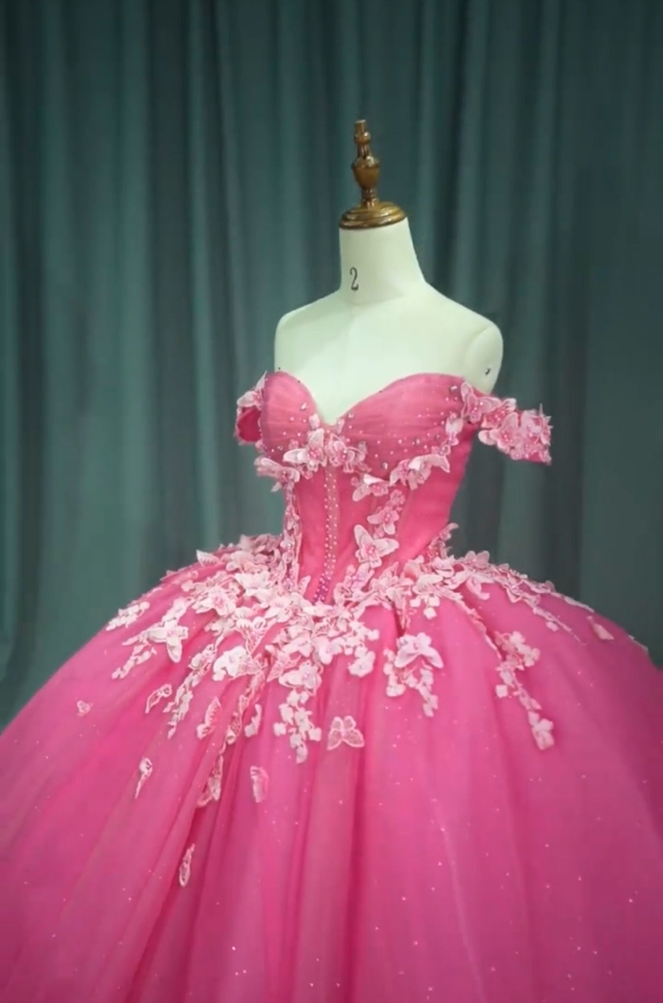 買わないと損！ローズピンク　リボンの飾り　ビビッドピンク　可愛い袖　優雅　チュール　編み上げ　マタニティー対応可能前撮り