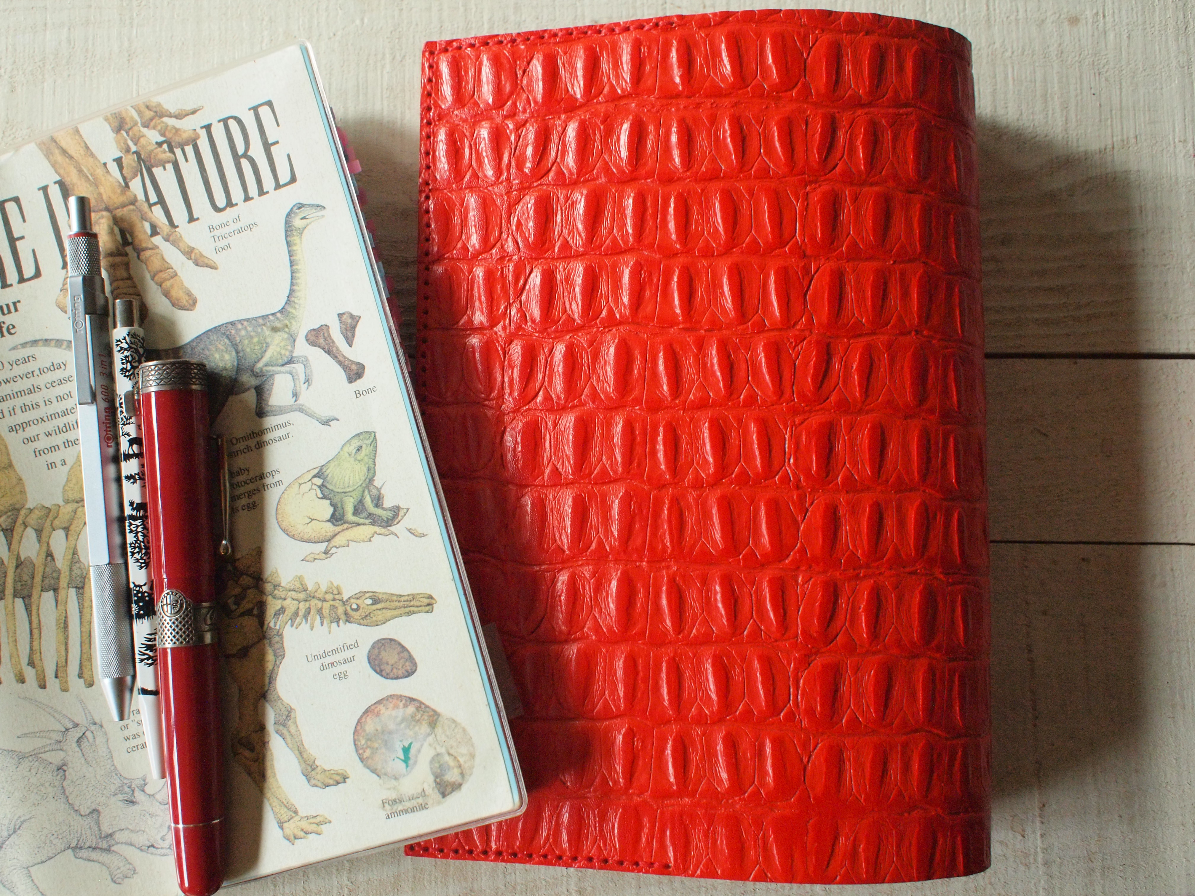 本革　ばりっと硬い型押し　手縫いＡ5サイズ　手帳カバー　ブックカバー②