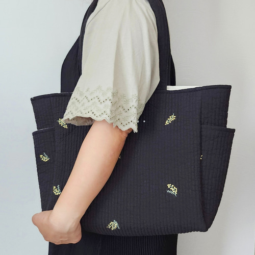 花刺繍ヌビのやさしいA4トート サイドポケット付き ヌビバッグ ♡ 底板