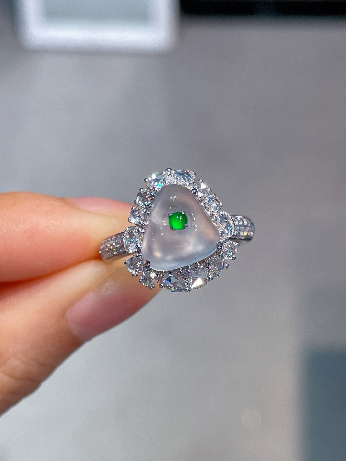 「翡翠」K18 天然氷種ヒスイ　天然ダイヤモンド　上品　忍耐　5月誕生石 本翡翠　A貨　リング 25/7/6 陽緑