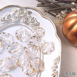 金縁の花びらビーズ クリア 80個【貝殻シェル レジン フラワー手作り材料ピアス ハンドメイド用アクセサリーパーツ素材】 2枚目の画像