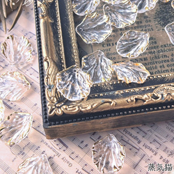 金縁の花びらビーズ クリア 80個【貝殻シェル レジン フラワー手作り材料ピアス ハンドメイド用アクセサリーパーツ素材】 4枚目の画像