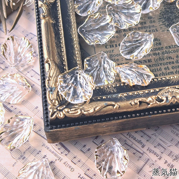 金縁の花びらビーズ クリア 80個【貝殻シェル レジン フラワー手作り材料ピアス ハンドメイド用アクセサリーパーツ素材】 4枚目の画像