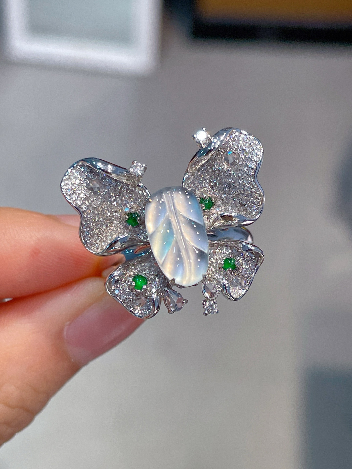 「翡翠」K18 天然高氷種ヒスイ　葉　天然ダイヤモンド　5月誕生石 本翡翠　A貨　リング ペンダントブローチ3way