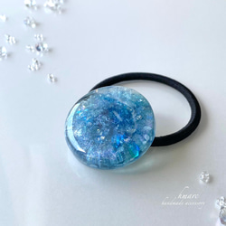 大ぶり 夏のマーブル 大人 レジン ヘアゴム ～ blue gradation ～ 2枚目の画像