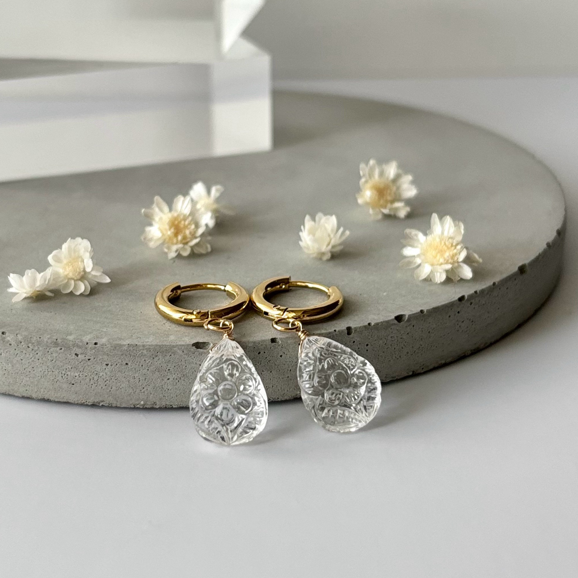 天然クリスタル フラワーカービングの耳飾り ピアス／イヤリング