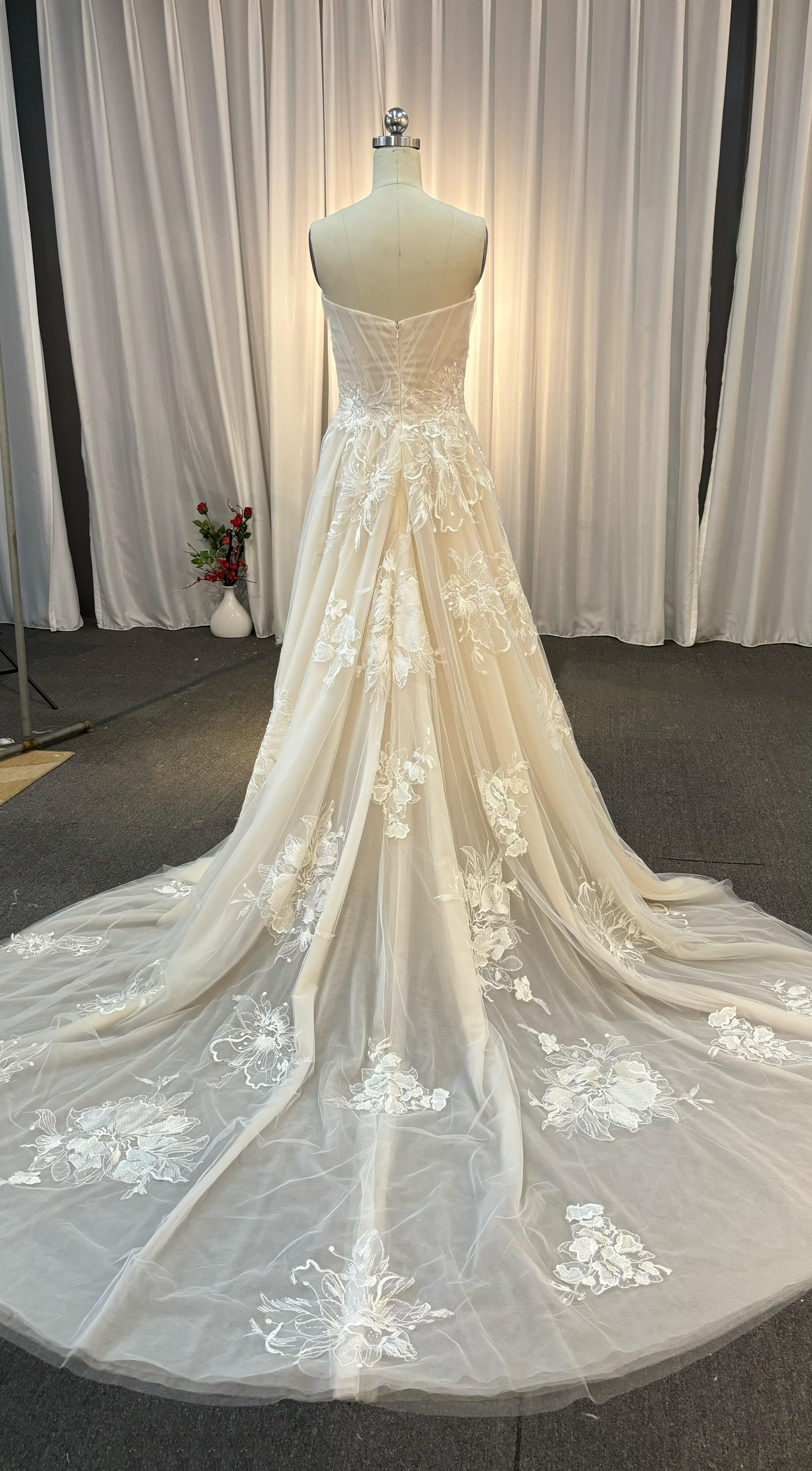 今すぐ買う　アイボリー　夏婚秋婚　サイズオーダー可能　チューブトップ　Aライン　可愛いウェディング　二次会お呼ばれ披露宴