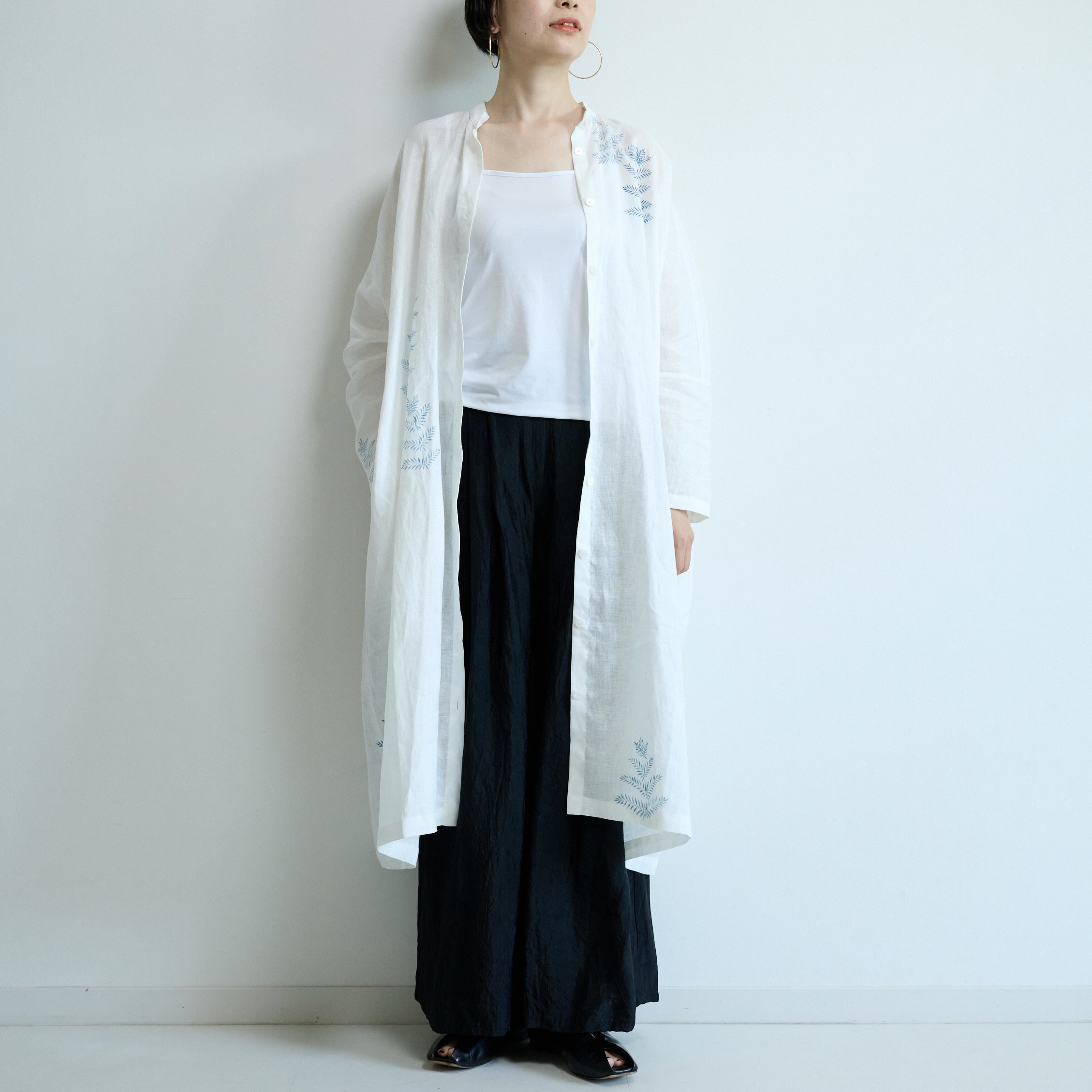 スタンドカラーシャツドレス/ホワイト　手描き・藍色シダ