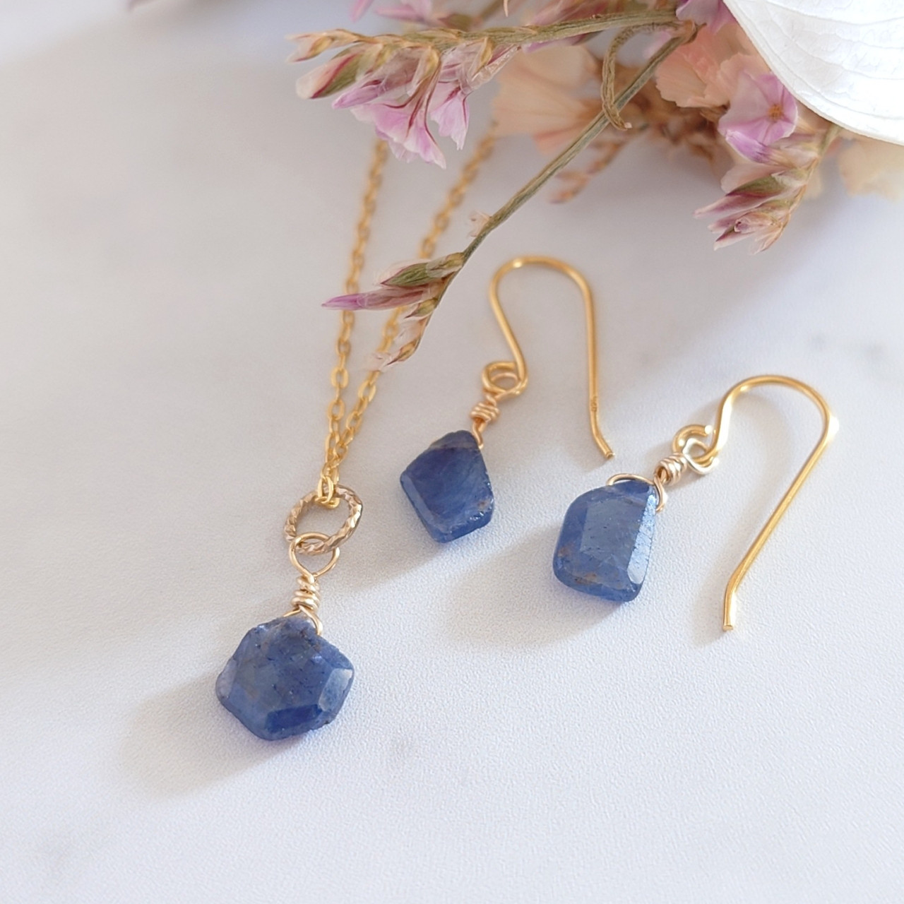 シックなブルーカラーの深みが美しい非加熱ブルーサファイアのネックレスとピアスのセットNo1