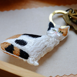 刺繍のチャーム/三毛猫 3枚目の画像