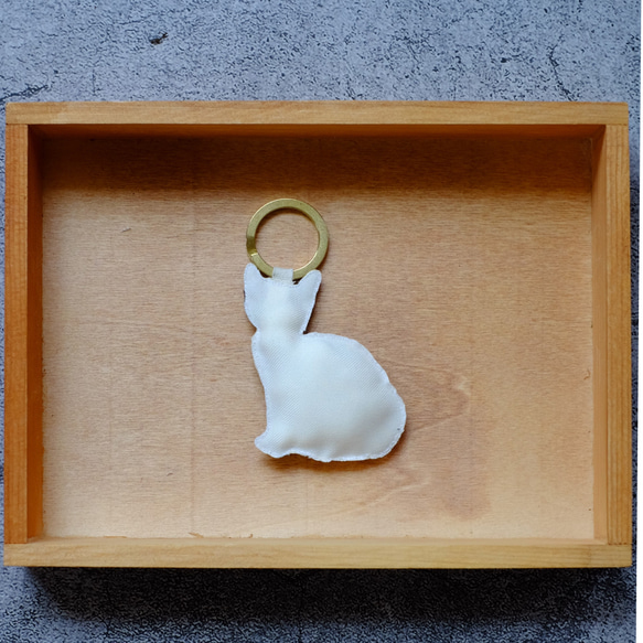 刺繍のチャーム/三毛猫 4枚目の画像